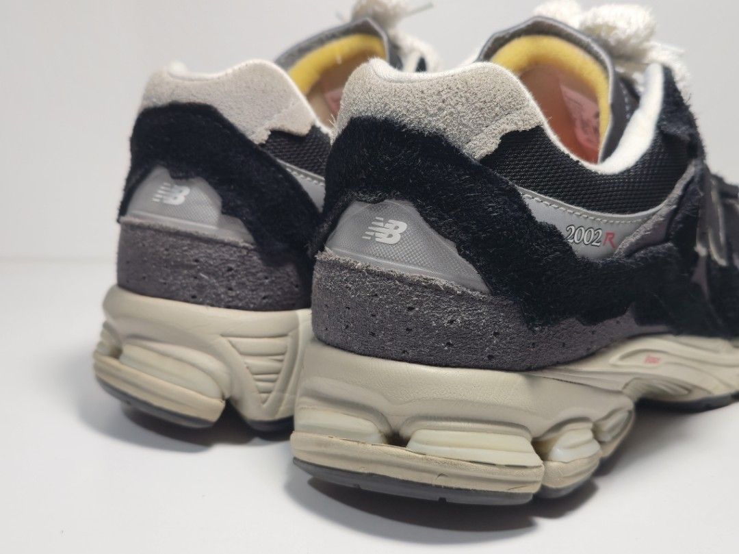 2002r protection pack black (Category: Sneakers) located in Cebu City. Submitted by joelcooper (Listing ID 1466086975, Image 3). Description: -size 10 -w box -8/10 condition -minor signs of usage -pair is in cebu, can ship -w free white fuzzy laces.