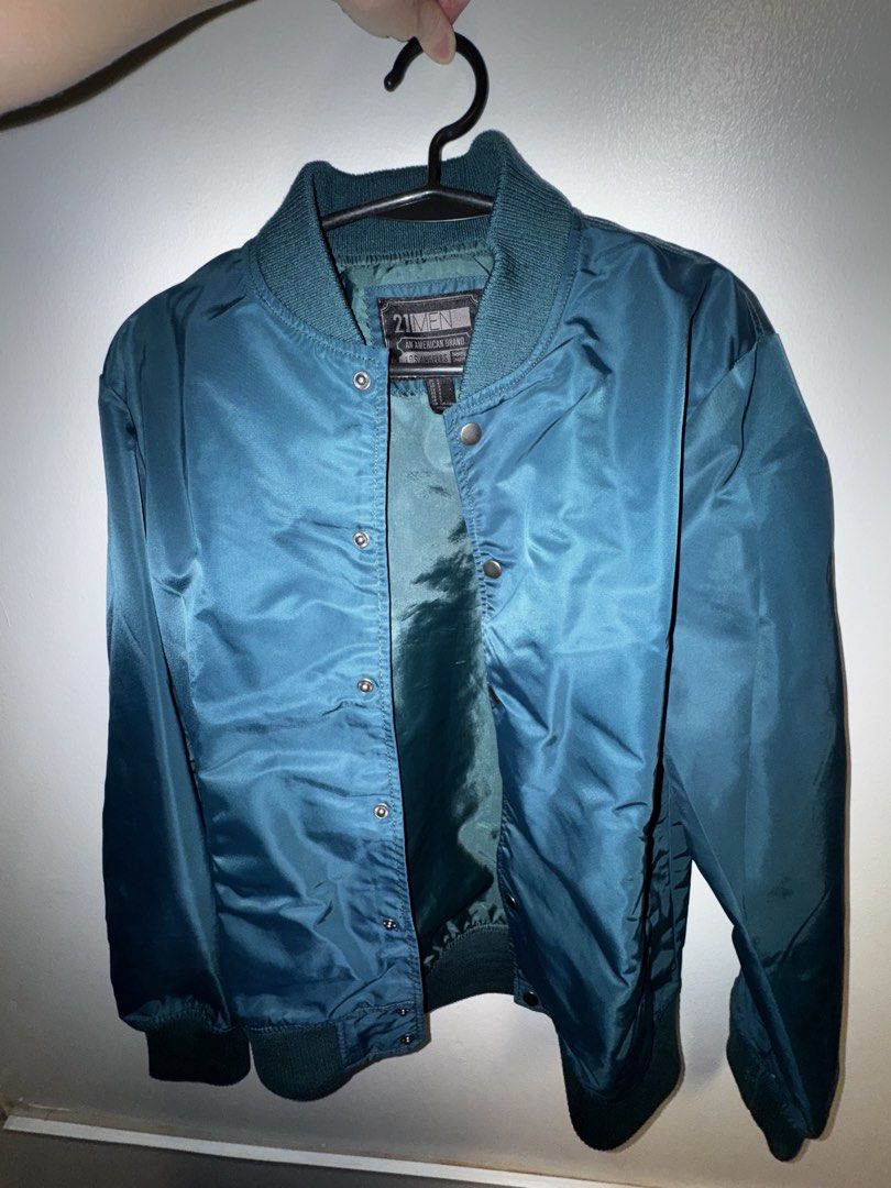 21 Men Green Jacket (Category: Coats, Jackets and Outerwear) located in Quezon City. Submitted by coolmomma (Listing ID 1466092861, Image 2). Description: No issues good condition Worn only twice Length 26 in.