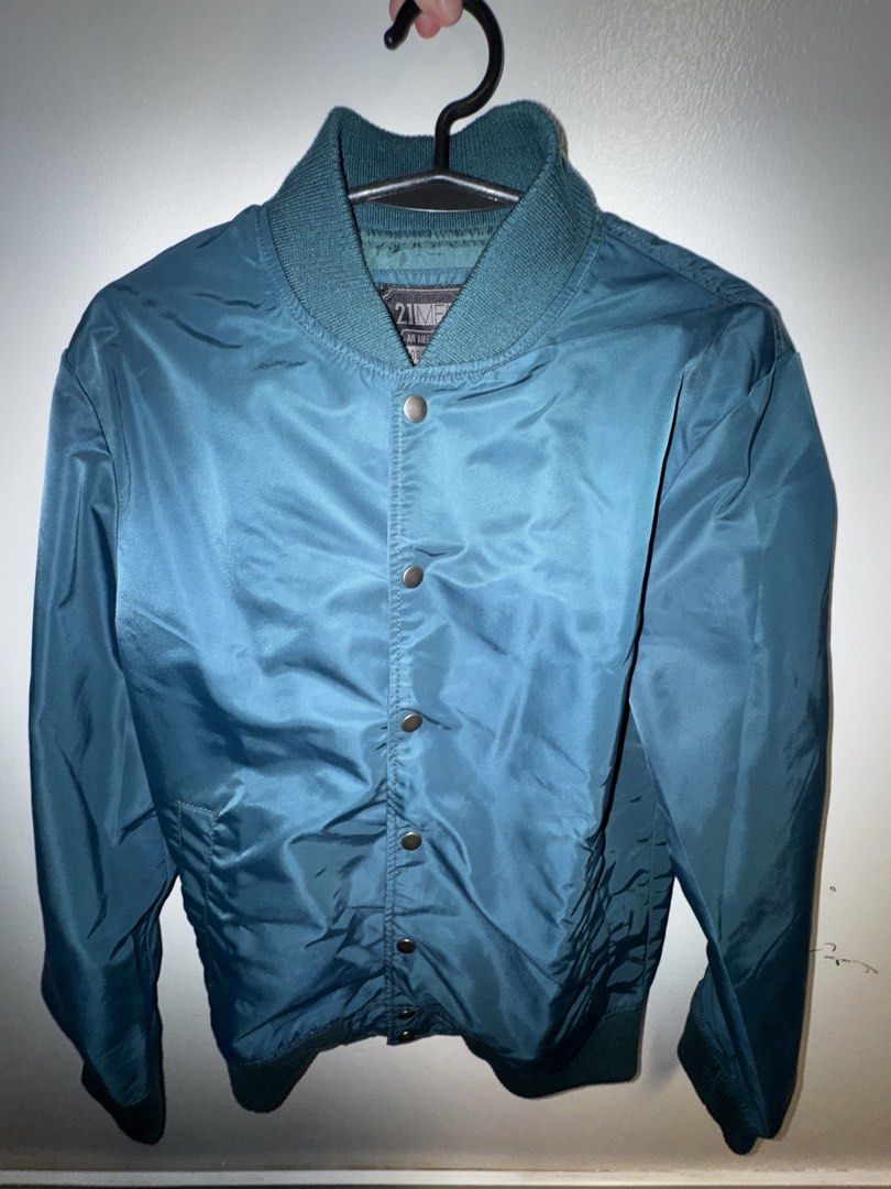 21 Men Green Jacket (Category: Coats, Jackets and Outerwear) located in Quezon City. Submitted by coolmomma (Listing ID 1466092861, Image 1). Description: No issues good condition Worn only twice Length 26 in.