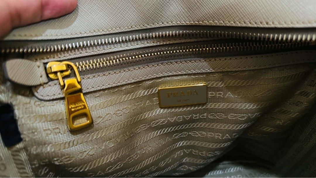 2 way bag pradaaa (Category: Camera Bags & Carriers) located in Davao. Submitted by triftedbagsforyou (Listing ID 1466046778, Image 3). Description: size 25 small with sling legit.