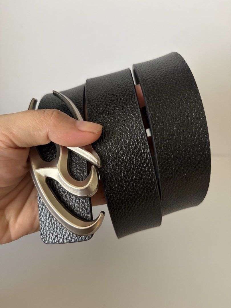 3. Reversible Mens Leather Belt (Category: Belts) located in Quezon City. Submitted by wagwagan_ukay_blues (Listing ID 1466026573, Image 3). Description: From Japan In good used condition Please expect signs of usage hole Size -36”-40” Overall -43” Width -1.2” Novaliches Qc.