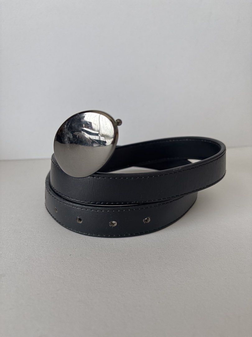 5. Black Leather Belt 36 (Category: Belts) located in Quezon City. Submitted by wagwagan_ukay_blues (Listing ID 1466028349, Image 2). Description: From Japan In good used condition Please expect signs of usage hole Size -32”-36” Overall -40” Width -1” Novaliches Qc.