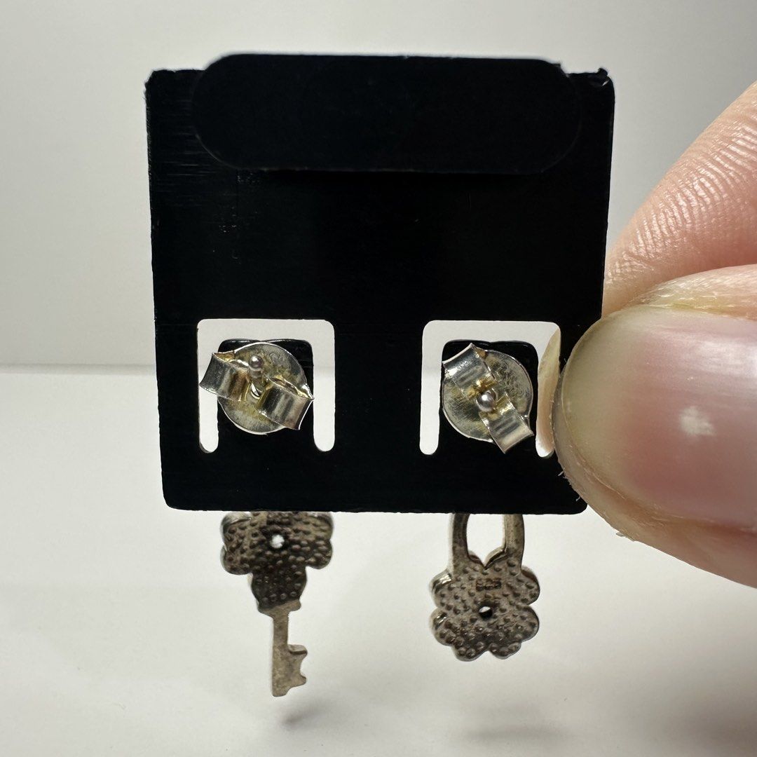 925 silver clover lock and key stud earrings 2g (Category: Earrings) located in Pakil. Submitted by primrosehearts (Listing ID 1466124418, Image 3). Description: authentic 925 italy silver with stamping hypoallergenic grams: 2g.