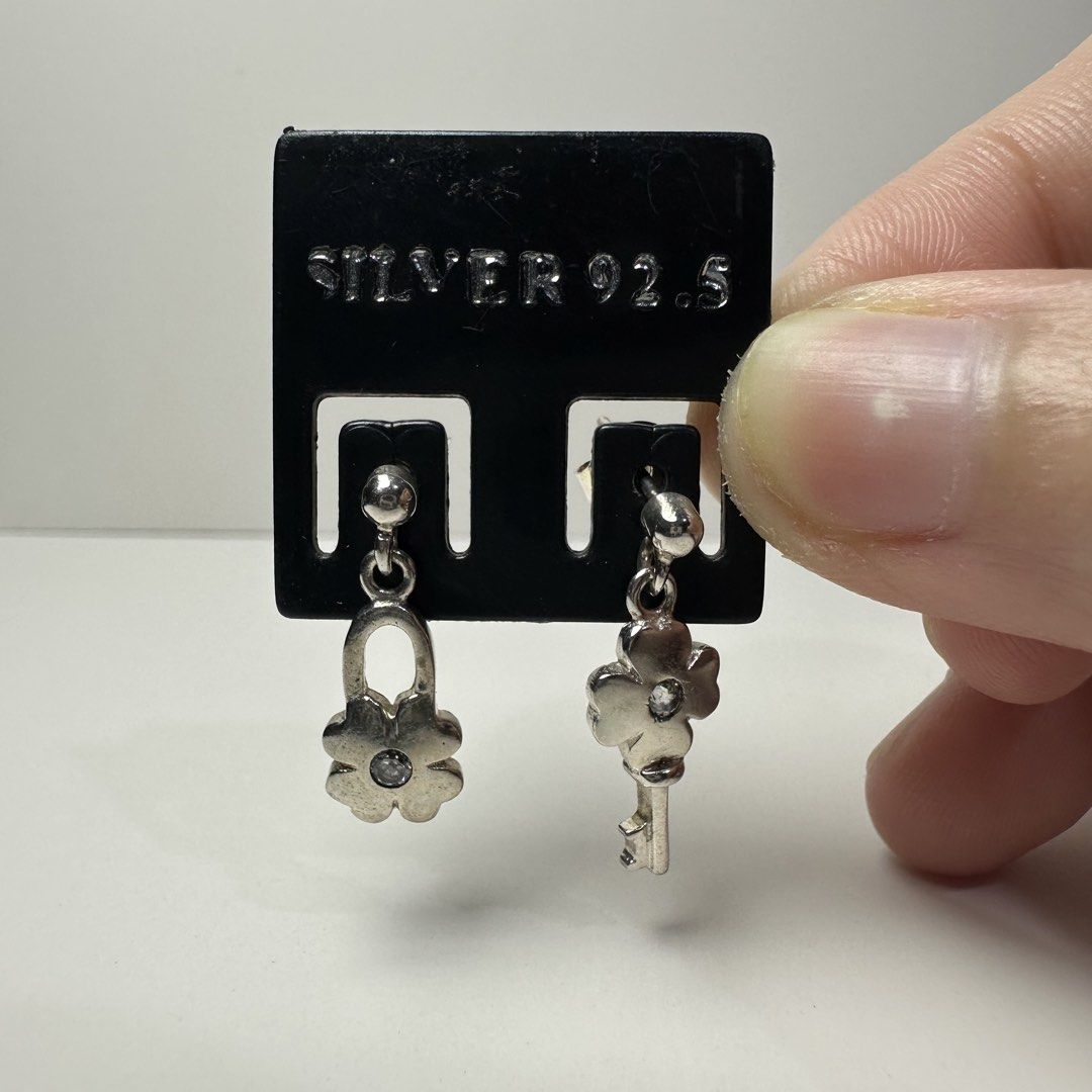 925 silver clover lock and key stud earrings 2g (Category: Earrings) located in Pakil. Submitted by primrosehearts (Listing ID 1466124418, Image 2). Description: authentic 925 italy silver with stamping hypoallergenic grams: 2g.