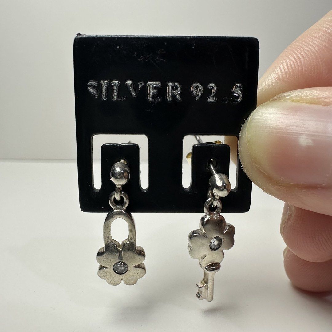 925 silver clover lock and key stud earrings 2g (Category: Earrings) located in Pakil. Submitted by primrosehearts (Listing ID 1466124418, Image 1). Description: authentic 925 italy silver with stamping hypoallergenic grams: 2g.