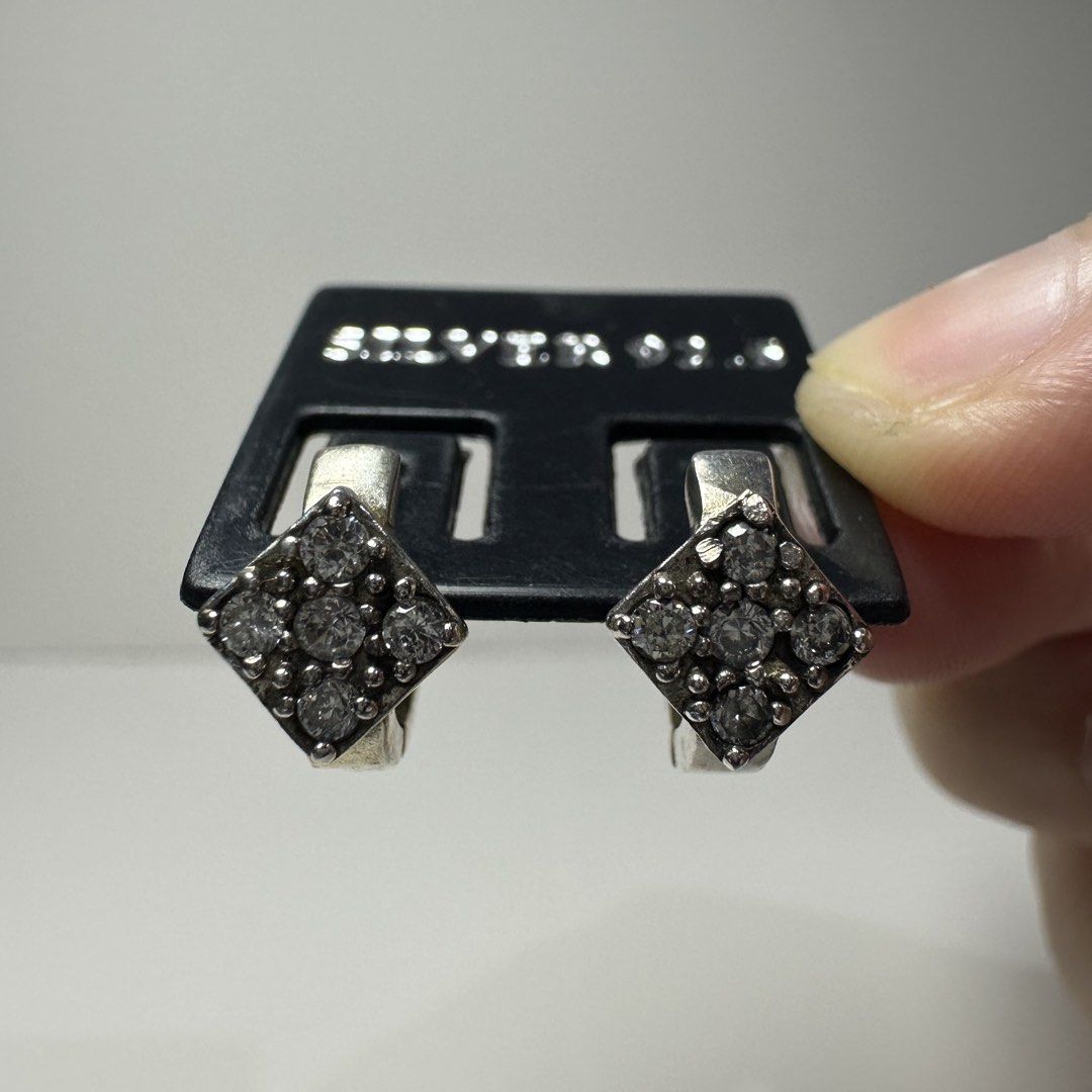 925 silver diamond shaped hoop earrings 2.6g (Category: Earrings) located in Pakil. Submitted by primrosehearts (Listing ID 1466125549, Image 1). Description: authentic 925 italy silver with stamping hypoallergenic grams: 2.6g.