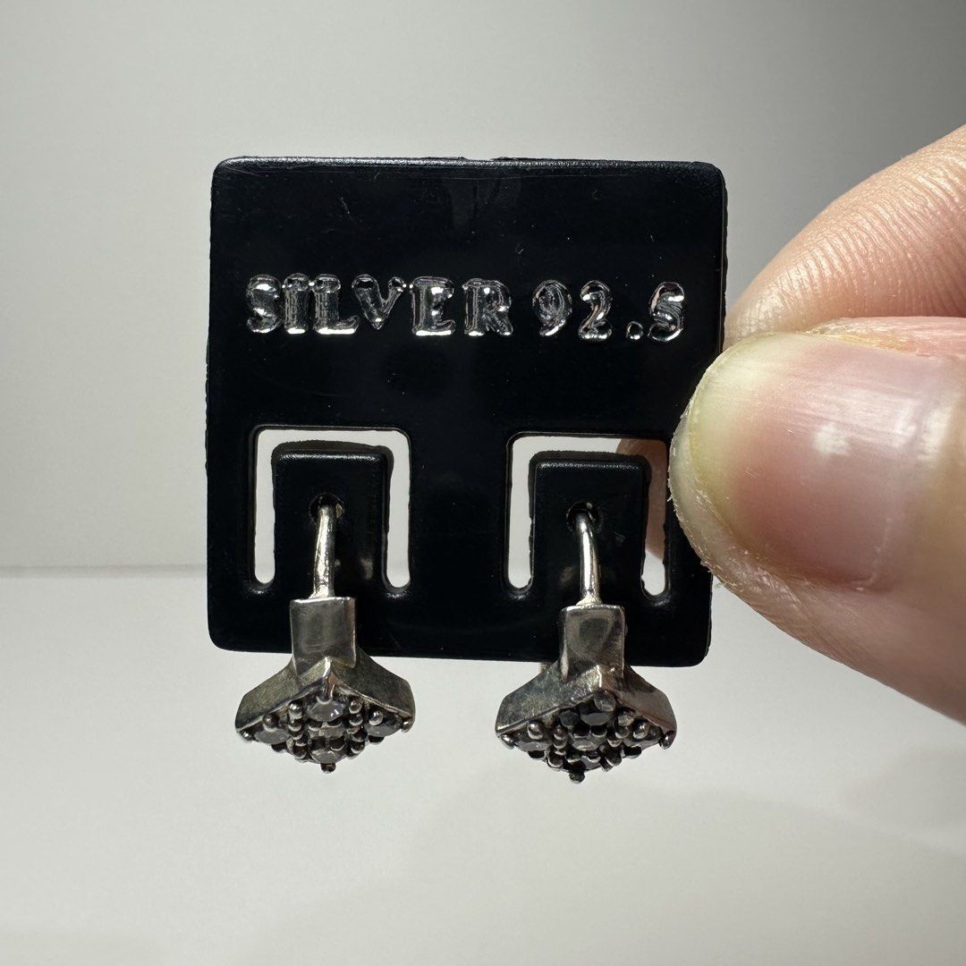 925 silver diamond shaped hoop earrings 2.6g (Category: Earrings) located in Pakil. Submitted by primrosehearts (Listing ID 1466125549, Image 2). Description: authentic 925 italy silver with stamping hypoallergenic grams: 2.6g.