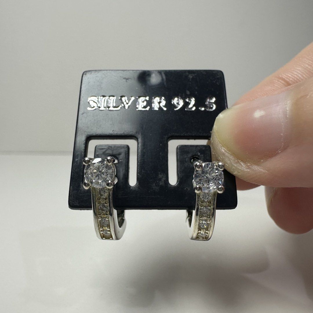 925 silver earrings with stone 2.4g (Category: Earrings) located in Pakil. Submitted by primrosehearts (Listing ID 1466124960, Image 1). Description: authentic 925 italy silver with stamping hypoallergenic grams: 2.4g.