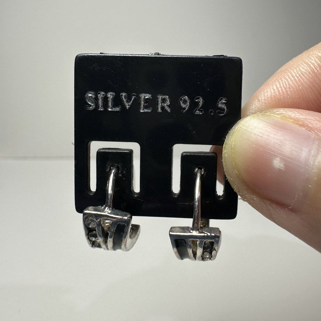 925 silver rectangle shaped studded earrings 3g (Category: Earrings) located in Pakil. Submitted by primrosehearts (Listing ID 1466127444, Image 2). Description: authentic 925 italy silver with stamping hypoallergenic grams: 3g.