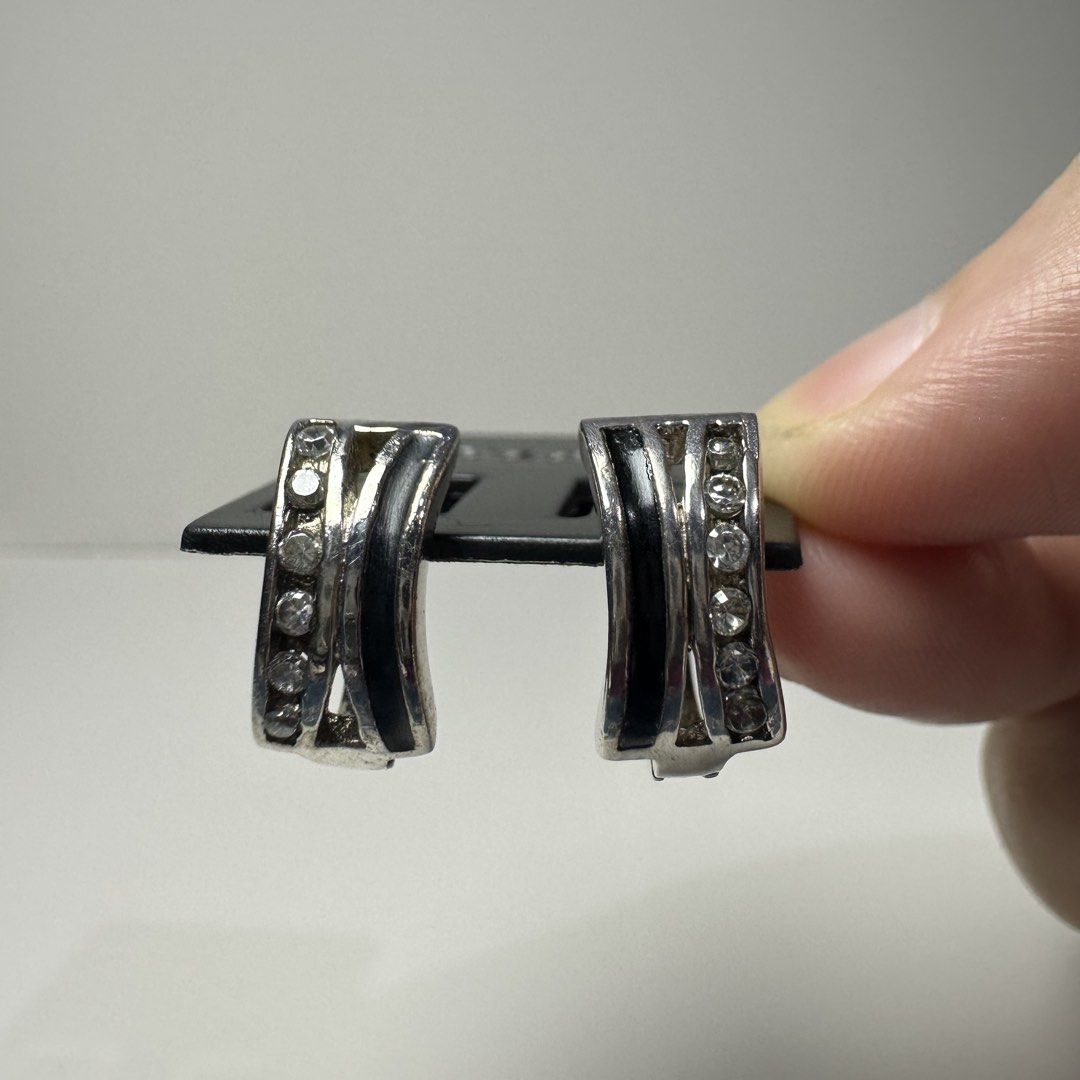 925 silver rectangle shaped studded earrings 3g (Category: Earrings) located in Pakil. Submitted by primrosehearts (Listing ID 1466127444, Image 1). Description: authentic 925 italy silver with stamping hypoallergenic grams: 3g.