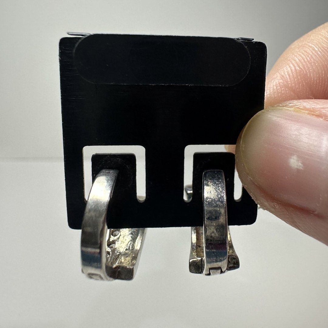 925 silver rectangle shaped studded earrings 3g (Category: Earrings) located in Pakil. Submitted by primrosehearts (Listing ID 1466127444, Image 3). Description: authentic 925 italy silver with stamping hypoallergenic grams: 3g.
