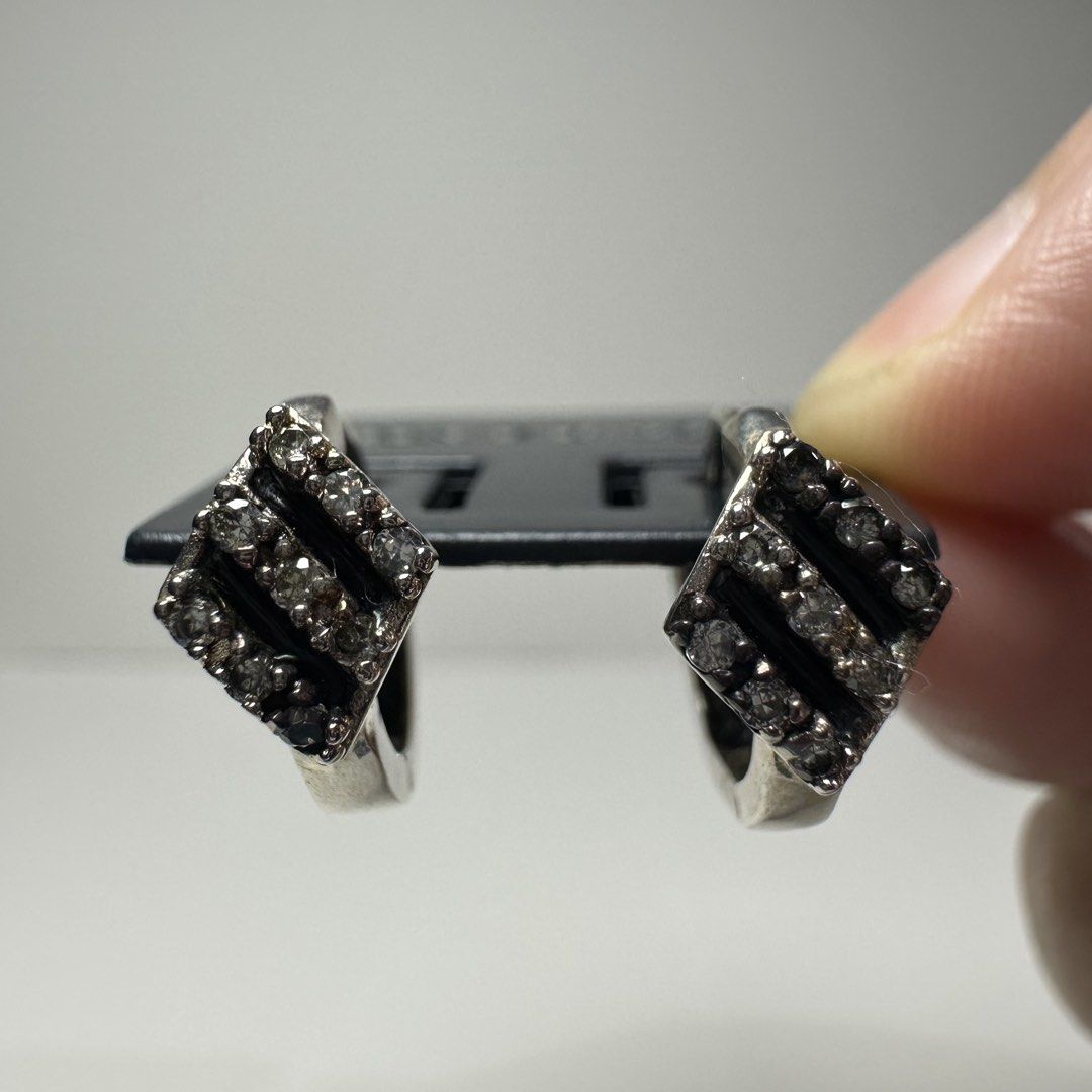 925 silver studded diamond shaped earrings 2.2g (Category: Earrings) located in Pakil. Submitted by primrosehearts (Listing ID 1466127213, Image 1). Description: authentic 925 italy silver with stamping hypoallergenic grams: 2.2g.