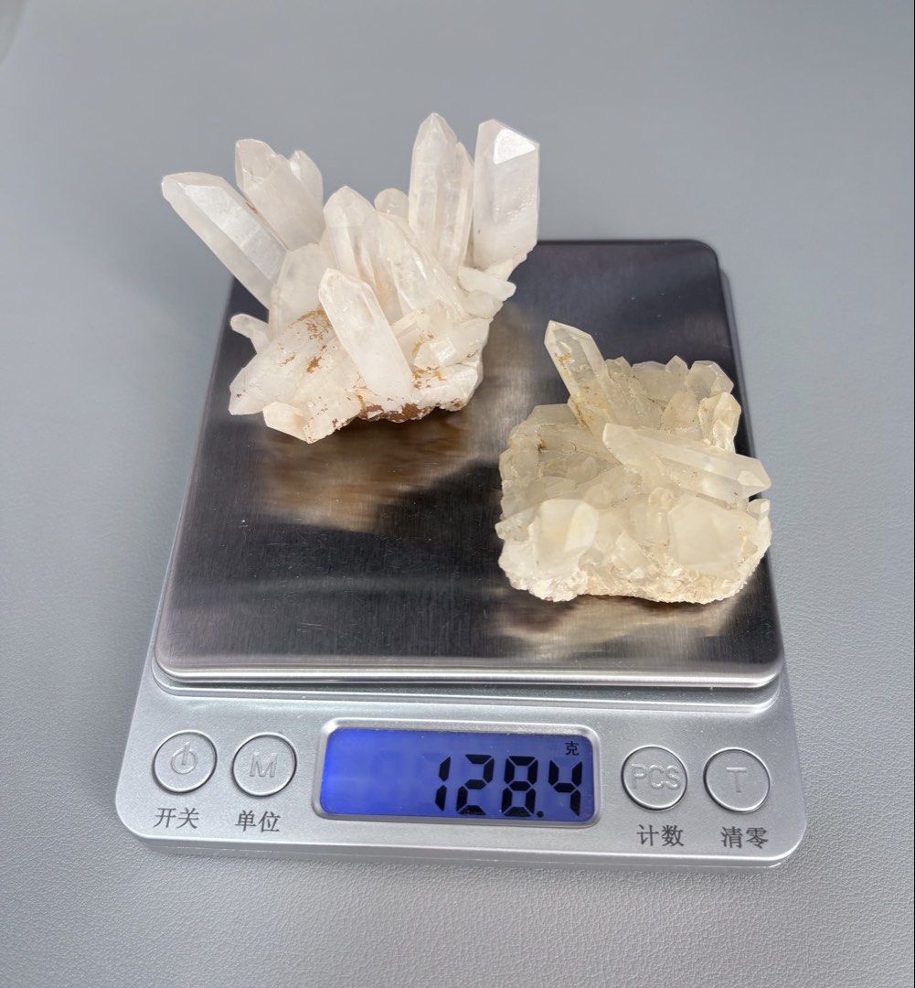 白水晶簇原石晶柱擺件兩件 （分類：寶石、鑽石、水晶）位於 Hong Kong。 由 7y72r7xmy633435 提交（商品編號 1465974709，圖片 3）。簡介： 天然白水晶簇，晶體通透，共兩件。重約128.4克。放喺屋企做擺件或者消磁淨化都得，原石自然形態。。
