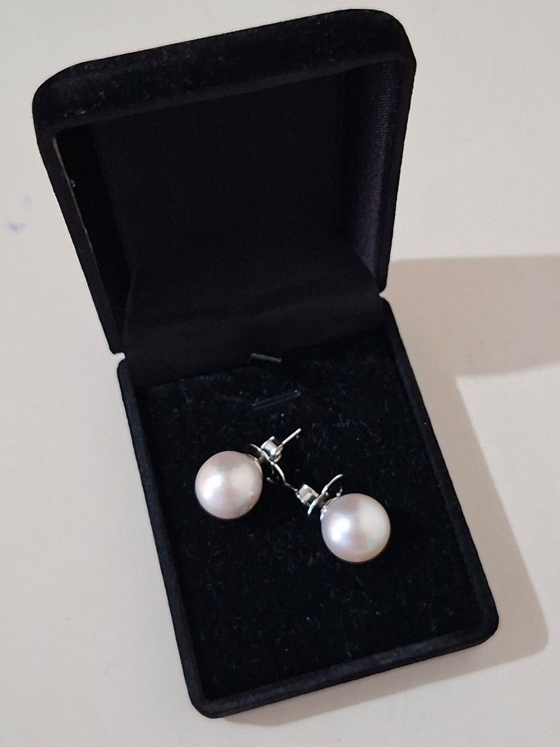 🤍✨ Authentic South Sea Pearl Earrings (Category: Earrings) located in Taguig. Submitted by authprelovedonlineshop2 (Listing ID 1466019604, Image 1). Description: ### 🤍✨ Authentic South Sea Pearl Earrings **Vintage Pieces! 🦪✨** - 🦪 **Authentic South Sea Pearl Earrings** - **Vintage pieces** - 📏 Approximately **13.5mm** - **Micro-plated finish** - Beautiful natural luster and character - ⚠️ Pearls have **natural imperfections**, including mino