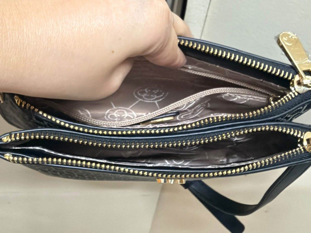💯 BUNDLE SET CLN (Category: Cross-body Bags) located in Manila. Submitted by shiela_onlineshop (Listing ID 1466008695, Image 2). Description: LIKE NEW CONDITION BUNDLE CLN BAG AND CARD WALLET ORIGINAL.