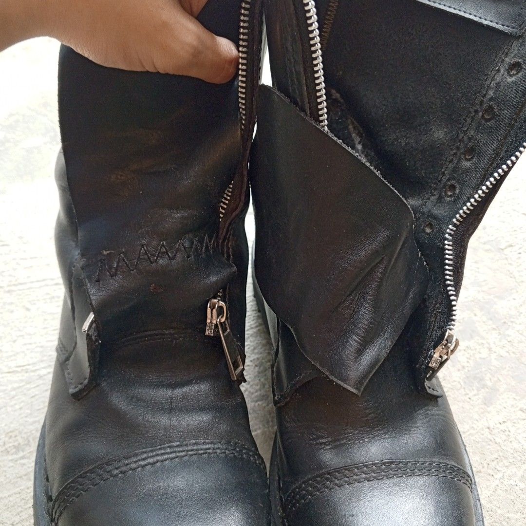 💥 LORRYS steel toe work boots customized with a front zipper (Category: Boots) located in Baguio. Submitted by jethrift2600 (Listing ID 1466060804, Image 3). Description: 💥 LORRYS steel toe work boots (customized) 💥 📌 Customized with a front zipper 📌Very heavy boots but super comfy to wear 📌Issue indicates in pics 📌good alternative for guidi PL2,PL3, or creeper boots front zip! 📌 Leather solid quality meyn Size: 43 eur, 10us Loc🏠: BAGUIO