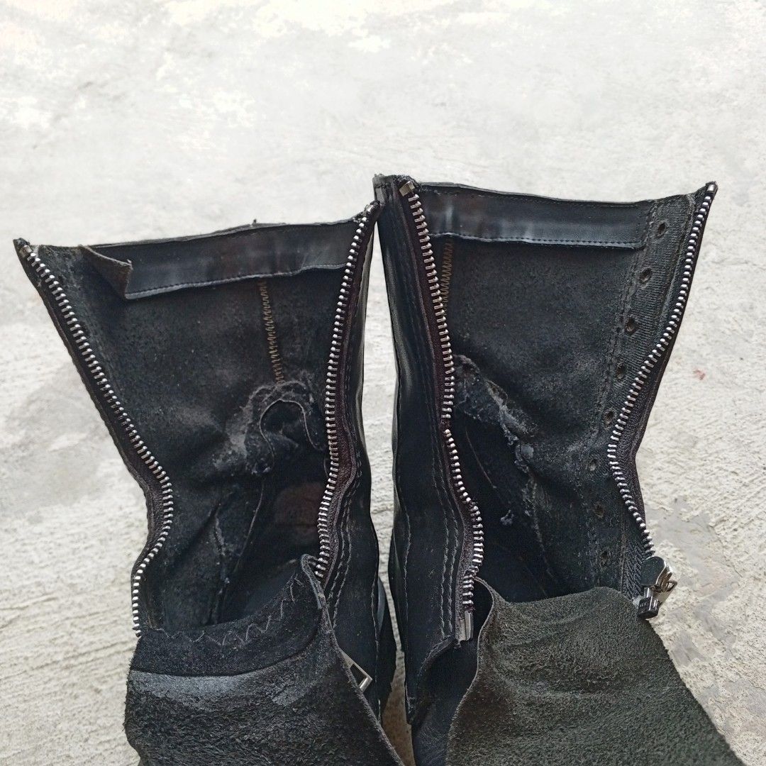 💥 LORRYS steel toe work boots customized with a front zipper (Category: Boots) located in Baguio. Submitted by jethrift2600 (Listing ID 1466060804, Image 2). Description: 💥 LORRYS steel toe work boots (customized) 💥 📌 Customized with a front zipper 📌Very heavy boots but super comfy to wear 📌Issue indicates in pics 📌good alternative for guidi PL2,PL3, or creeper boots front zip! 📌 Leather solid quality meyn Size: 43 eur, 10us Loc🏠: BAGUIO