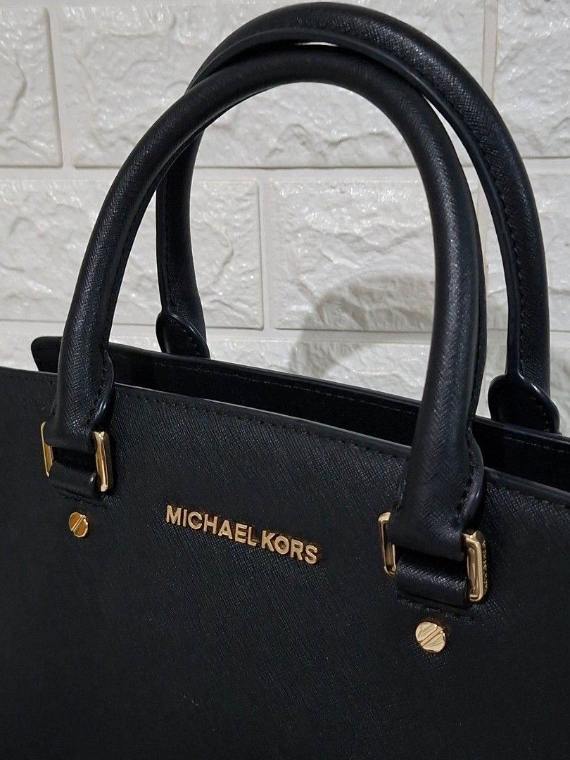 👜✨ Michael Kors Selma – Saffiano Leather (Category: Cross-body Bags) located in Taguig. Submitted by authprelovedonlineshop2 (Listing ID 1466009814, Image 3). Description: ### 👜✨ Michael Kors Selma – Saffiano Leather **Classic & Elegant Michael Kors Bag! 🤎** - **Michael Kors Selma** - **Saffiano leather** - **Excellent condition** - 🇺🇸 **Bought in the USA** - Comes with **care card & dust bag** - 🎀 **FREE twillies included!** - Perfect for 