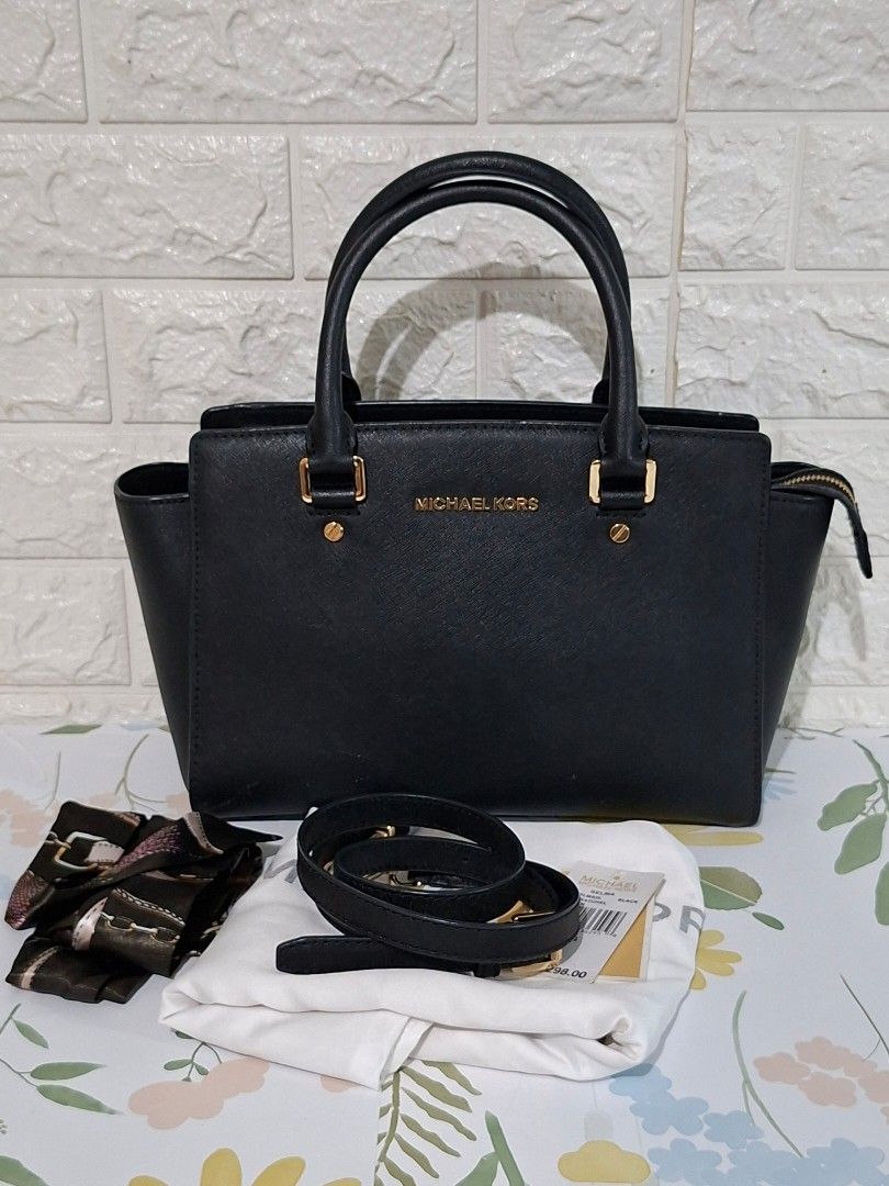👜✨ Michael Kors Selma – Saffiano Leather (Category: Cross-body Bags) located in Taguig. Submitted by authprelovedonlineshop2 (Listing ID 1466009814, Image 1). Description: ### 👜✨ Michael Kors Selma – Saffiano Leather **Classic & Elegant Michael Kors Bag! 🤎** - **Michael Kors Selma** - **Saffiano leather** - **Excellent condition** - 🇺🇸 **Bought in the USA** - Comes with **care card & dust bag** - 🎀 **FREE twillies included!** - Perfect for 