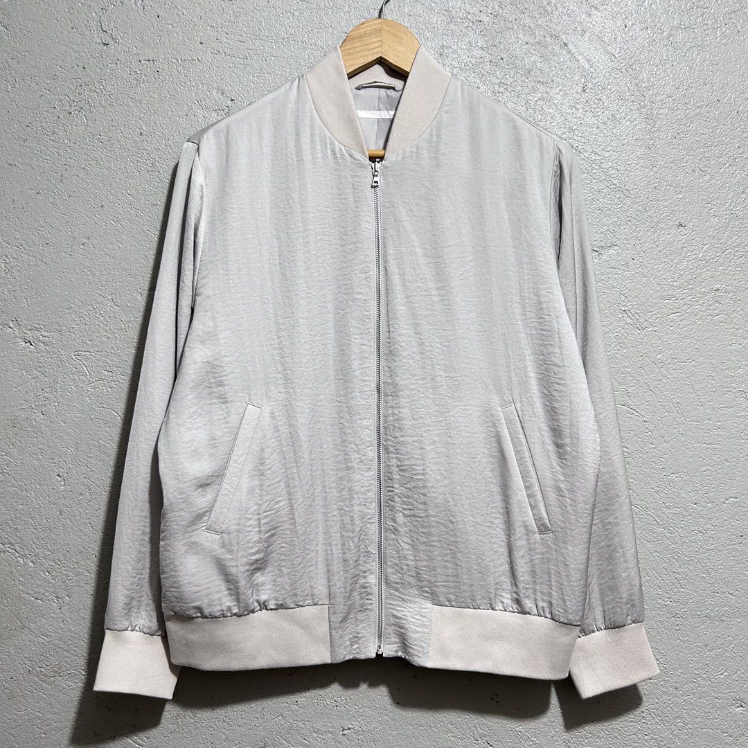 🚺 UNIQLO WOMENS SOFT BOMBER JACKET (LIGHT WEIGHT) (Category: Coats, Jackets and Outerwear) located in Baguio. Submitted by WEAROLD (Listing ID 1465995391, Image 3). Description: 🚺 UNIQLO WOMENS SOFT BOMBER JACKET (LIGHT WEIGHT) •excellent •22.5W x 24.5L •large on tag 🏷️590 •need wash only RULES & POLICY •pls refer to measurements for fit (pit to pit | shoulder to hem) •limit your expectations mostly are thrifted/used •first to dm will get the 