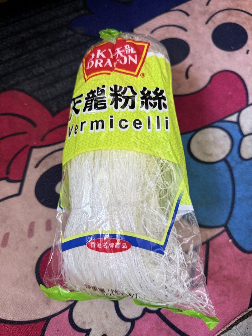 天龍粉絲 Vermicelli 250g （分類：包裝食物&即食食物）位於 Hong Kong。 由 mayzhenkit 提交（商品編號 1466015540，圖片 1）。簡介： 天龍粉絲，香港名牌產品，新億食品出品。250克裝，包裝完整未開過，有效日期到2028年8月10日。屋企打邊爐、煮米粉都好主意，有興趣隨時inbox我。。