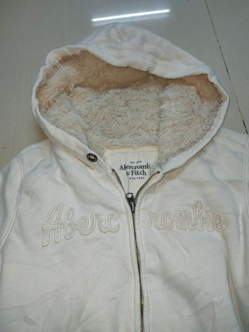 Abercrombie and Fitch (Category: Coats, Jackets and Outerwear) located in Cebu City. Submitted by richardvbaesa (Listing ID 1466107281, Image 2). Description: Abercrombie & Fitch Fur Hoodie 19x23 600+sf.