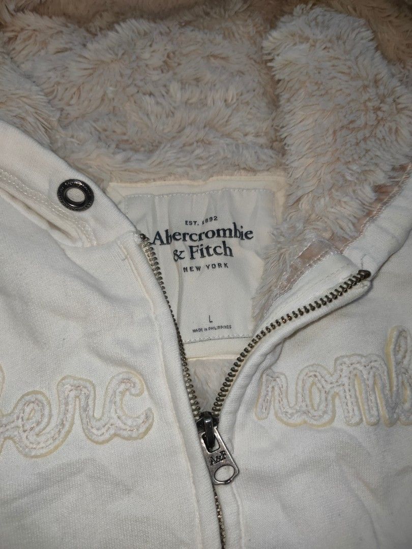 Abercrombie and Fitch (Category: Coats, Jackets and Outerwear) located in Cebu City. Submitted by richardvbaesa (Listing ID 1466107281, Image 3). Description: Abercrombie & Fitch Fur Hoodie 19x23 600+sf.