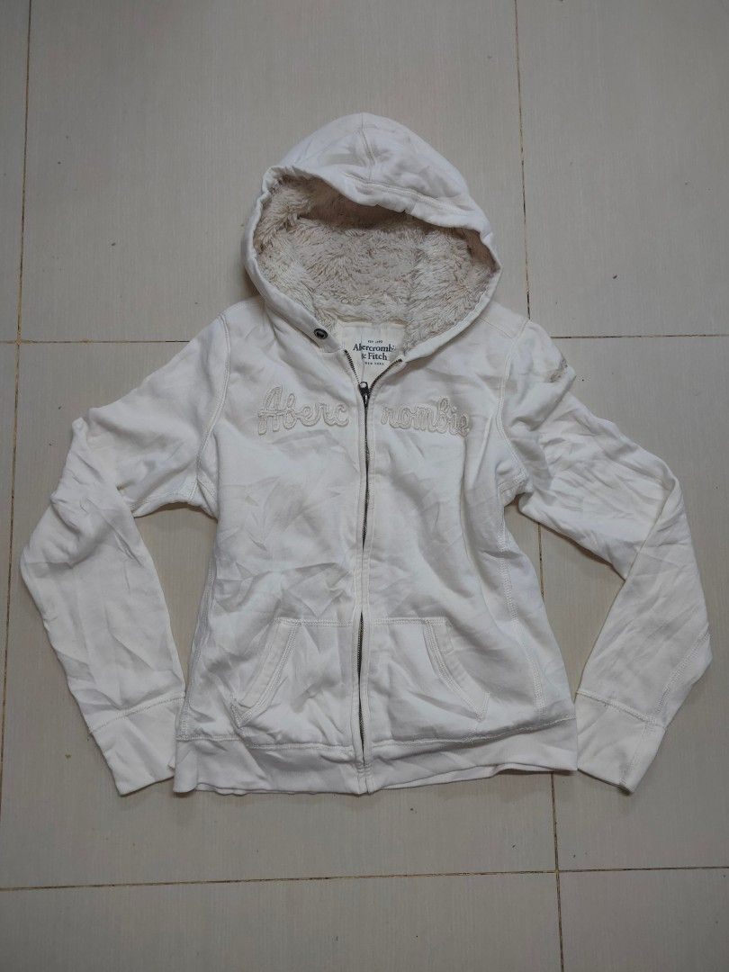 Abercrombie and Fitch (Category: Coats, Jackets and Outerwear) located in Cebu City. Submitted by richardvbaesa (Listing ID 1466107281, Image 1). Description: Abercrombie & Fitch Fur Hoodie 19x23 600+sf.