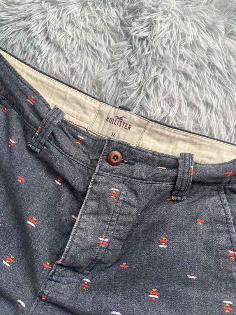 Abercrombie Walk Shorts (Category: Shorts) located in Taguig. Submitted by mrwickjohn67 (Listing ID 1466085311, Image 2). Description: Excellent Issue: none Size: (in inches) Waistline: 32-34, Length: 18, Crotch: 13, Hem: 11.