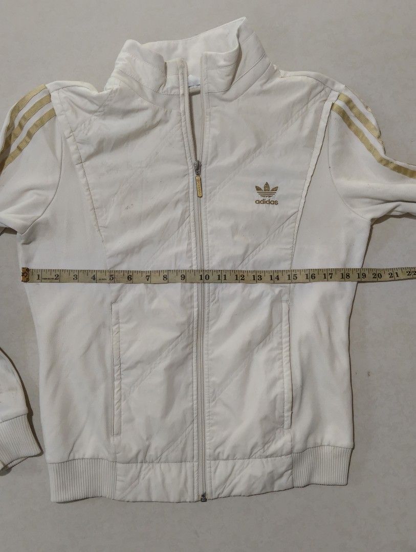 Adidas (Category: Luxury Apparel) located in Ajuy. Submitted by aljohndalumpines88 (Listing ID 1465979149, Image 3). Description: issue Last picture di sya butas.