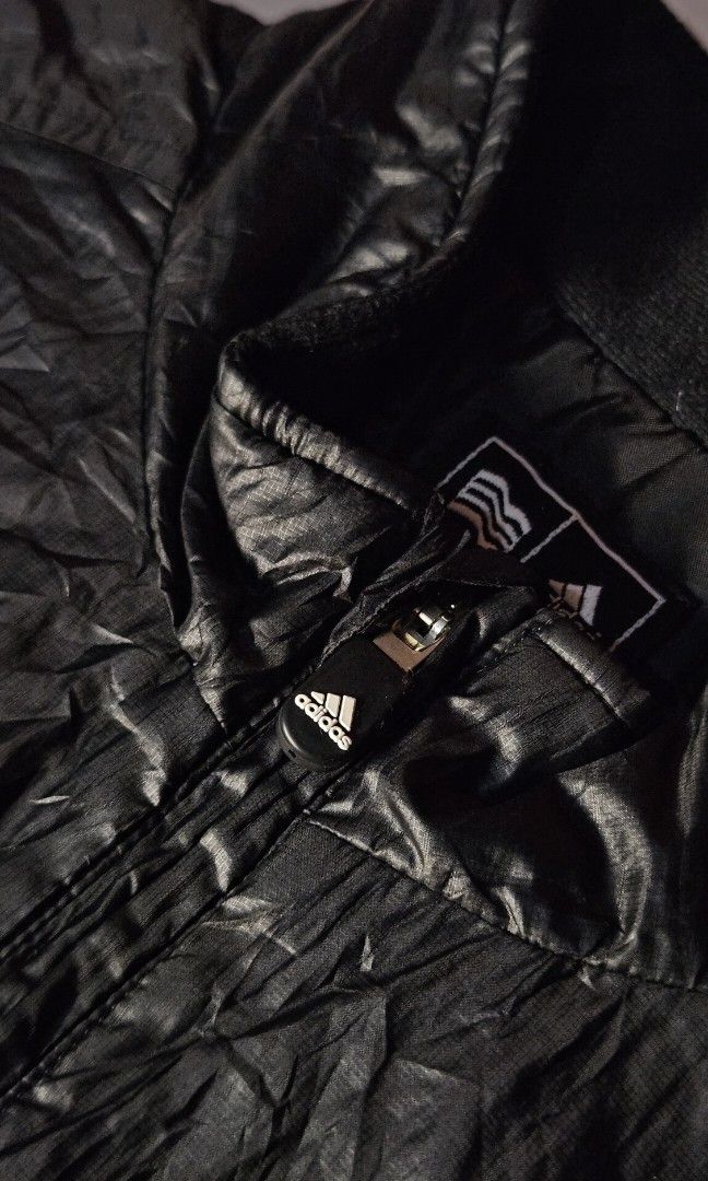 Adidas Golf Vest Black (Category: Vests) located in Aroroy. Submitted by gabrizz_y (Listing ID 1466110149, Image 3). Description: Dimes: L - 29 | C- 23 Issue is in the picture..