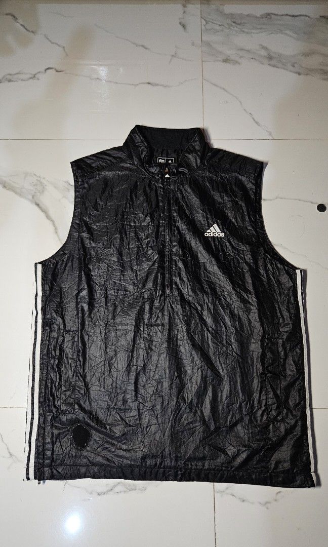 Adidas Golf Vest Black (Category: Vests) located in Aroroy. Submitted by gabrizz_y (Listing ID 1466110149, Image 1). Description: Dimes: L - 29 | C- 23 Issue is in the picture..