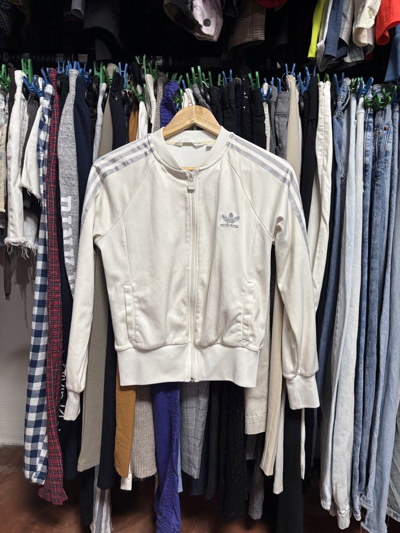 adidas Jacket (Category: Coats, Jackets and Outerwear) located in Pila. Submitted by isabelasthriftclothes (Listing ID 1466046809, Image 1). Description: .