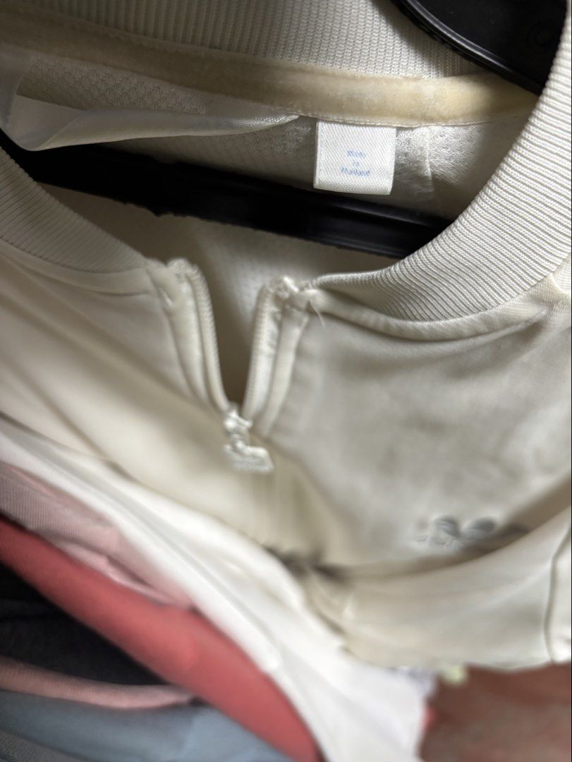 adidas Jacket (Category: Coats, Jackets and Outerwear) located in Pila. Submitted by isabelasthriftclothes (Listing ID 1466046809, Image 2). Description: .