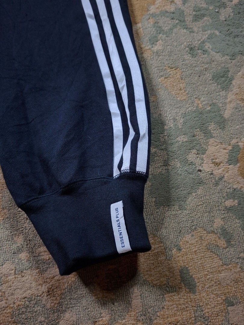 Adidas mountain logo jogger pants (Category: Joggers) located in Tagaytay City. Submitted by joselito_acosta (Listing ID 1466134198, Image 2). Description: Adidas mountain logo jogger pants (heavy cotton) As new condition No issues 9.5/10 color rate Small on tag Waistline: 26"-30" Length: 35" Leg opening: 4" Authentic ✅ ✅ ✅ 300+shipping fee only Location: tagaytay Dm to purchase 📩 📩 📩.