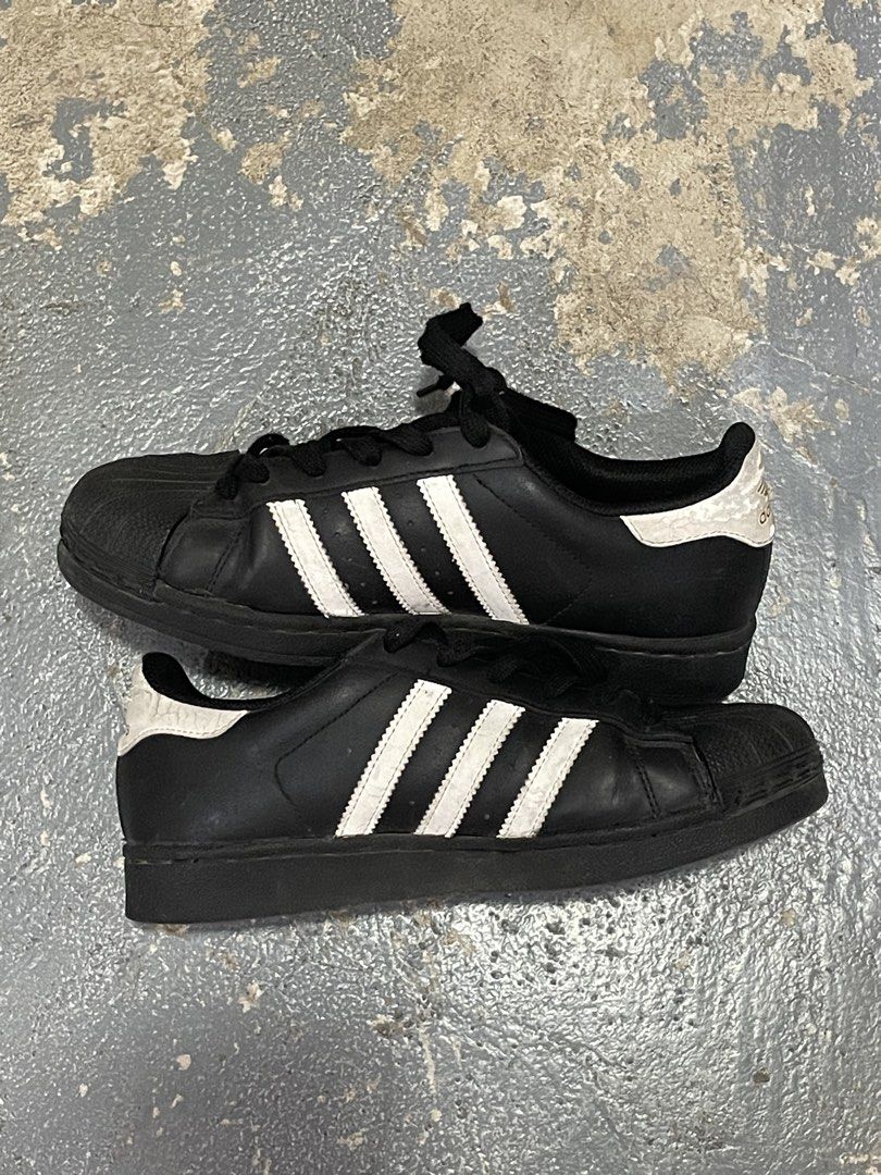 ADIDAS SUPERSTAR II (Category: Casual Shoes) located in Bacoor. Submitted by cee.jayy (Listing ID 1465955717, Image 1). Description: ADIDAS SUPERSTAR II STILL PRESENTABLE SIZE: 36-38 (size 38 ako kasya sakin) ISSUE: NEED LANG PATAHI YUNG SA FRONT MAKIKITA NAMAN SA PICS ₱400ONLY 📍BACOOR CAVITE.
