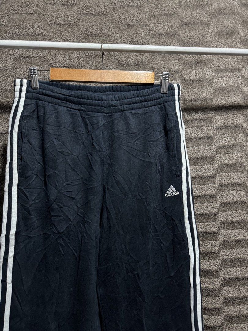 Adidas sweatpants (Category: Joggers) located in Bulacan. Submitted by OG_Domsthrift (Listing ID 1466044904, Image 2). Description: Adidas sweatpants As new Medium On tag Waistline:30-38 Length:41 Leg hole:9 No issue Color rate:9.8/10.