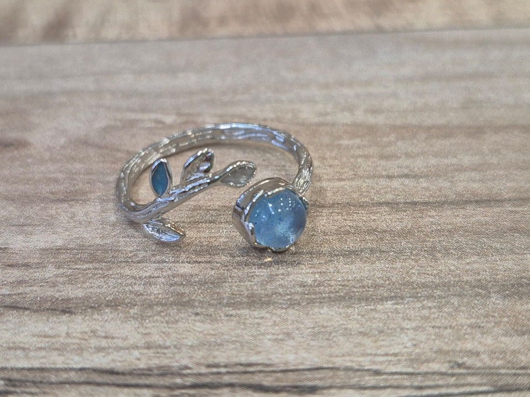 Adjustable Leaf Ring (Category: Rings) located in Seri Kembangan. Submitted by ooocatoooc29207 (Listing ID 1465960944, Image 1). Description: This is an adjustable leaf-style fashion ring featuring a textured band and a round blue stone in the setting. Price: RM17 (Shipping with a small fee).
