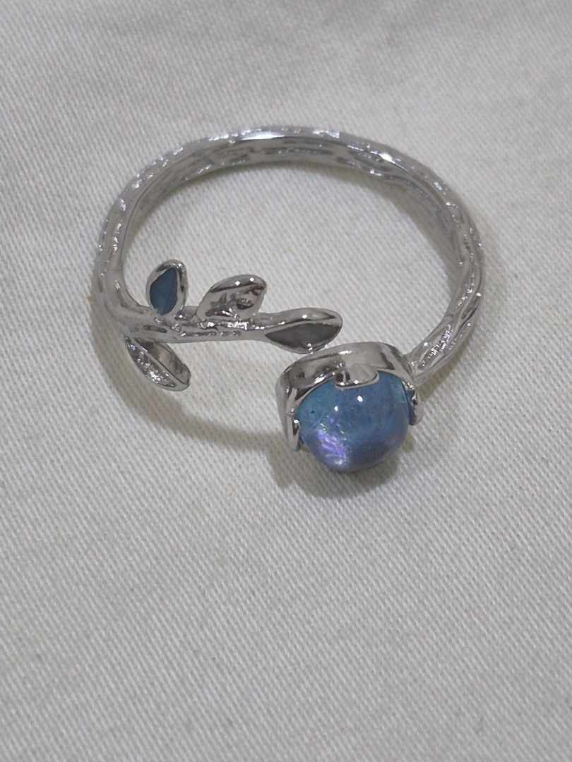 Adjustable Leaf Ring (Category: Rings) located in Seri Kembangan. Submitted by ooocatoooc29207 (Listing ID 1465960944, Image 2). Description: This is an adjustable leaf-style fashion ring featuring a textured band and a round blue stone in the setting. Price: RM17 (Shipping with a small fee).