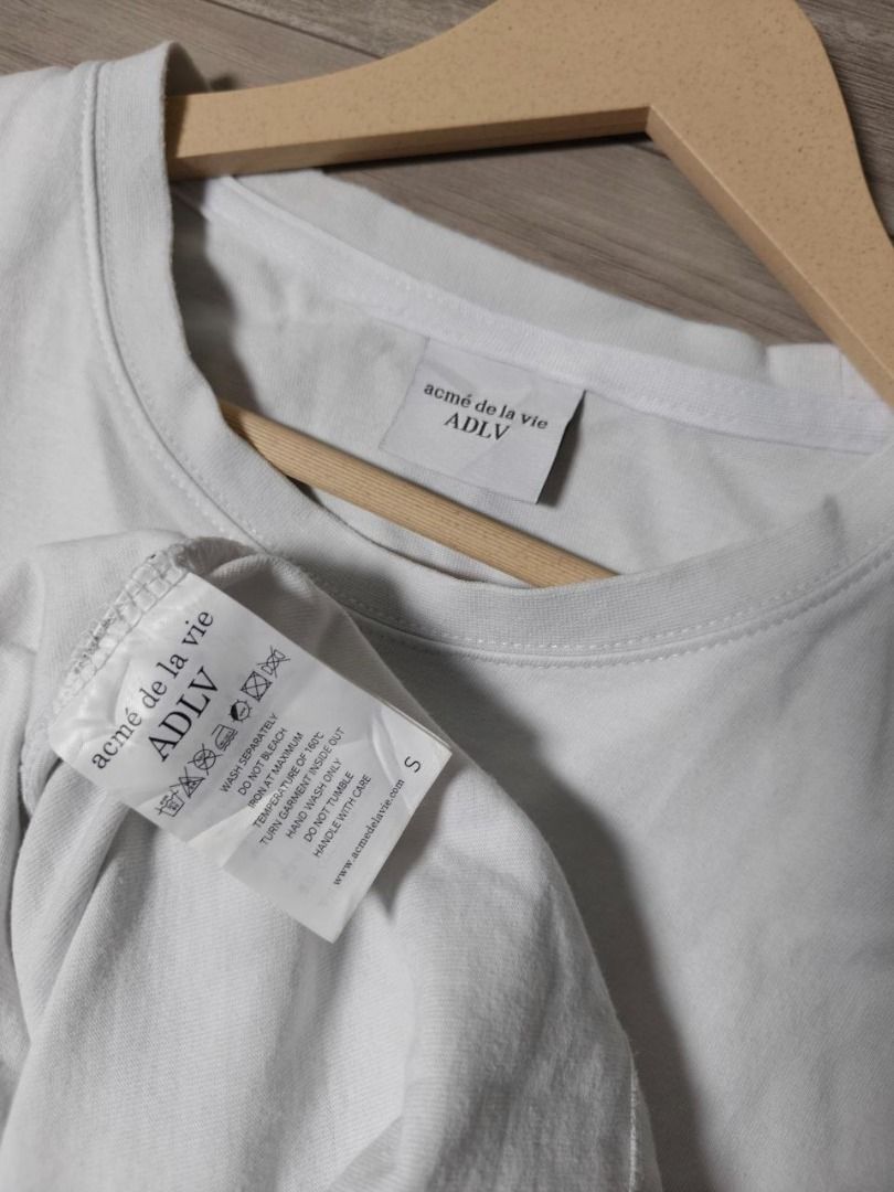 ADLV CLASSIC BASIC LOGO TEE - WHITE 🤍 (Category: Tshirts & Polo Shirts ) located in Manila. Submitted by ztfirtfritz (Listing ID 1466089284, Image 3). Description: ADLV CLASSIC BASIC LOGO TEE - WHITE 🤍 LEGIT ✅ SIZE 1 MEASUREMENTS 📏 SHOULDER: 22 SLEEVE: 10 PIT: 23 LENGTH: 29 BEST FIT XL VERY GOOD FLAWS: DOT STAIN 400 + SF.