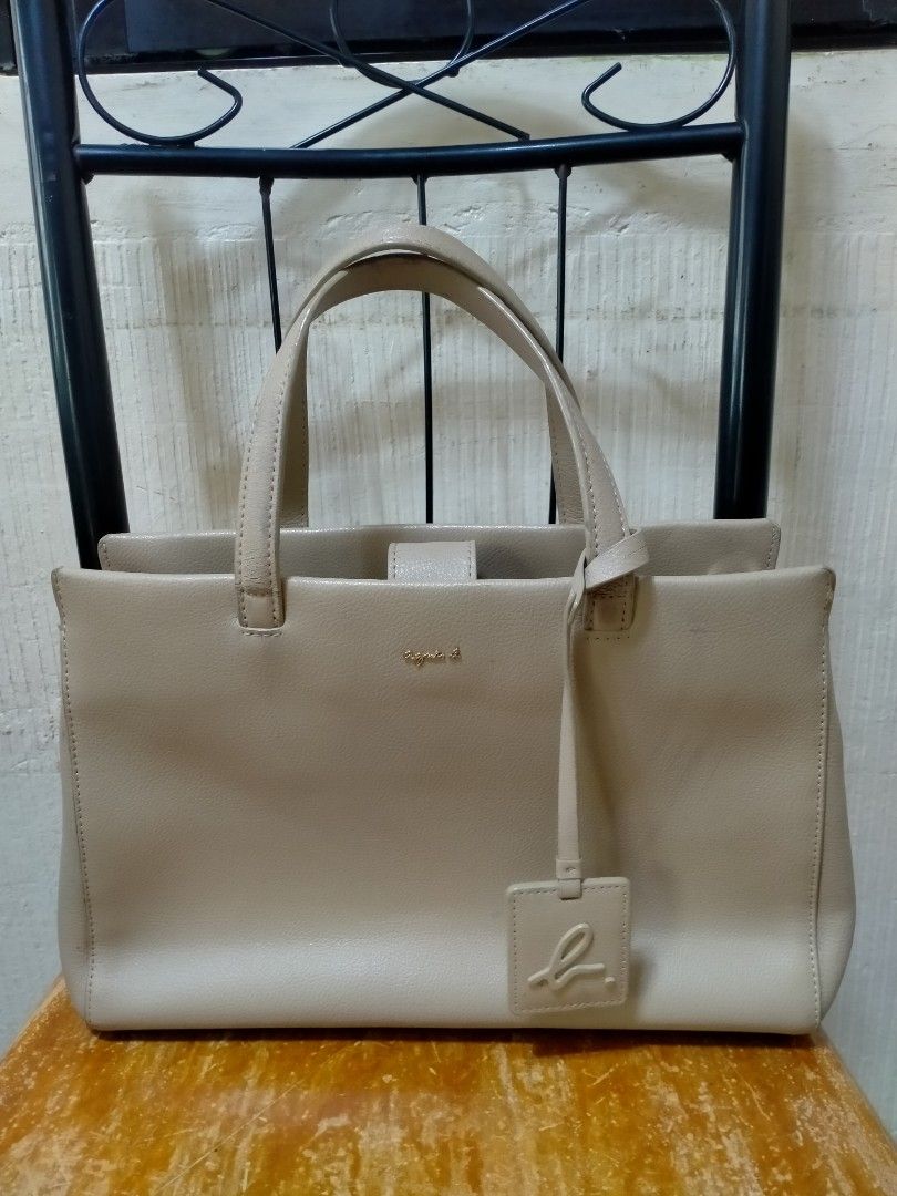 AGNES B BAG (Category: Tote Bags) located in Cabuyao City. Submitted by Bike_Clothing10 (Listing ID 1465972917, Image 2). Description: READ FIRST... FOR SALE: AGNES B BAG Good Condition Still Smooth With Sling Legit ISSUE: See Pics. PRICE: 1850 + SF PICK UP OR SHIPPING ONLY LOCATION: Cabuyao Laguna -NO COD/COP- MOP: GCASH COURIER: J&T PM FOR INQUIRIES...