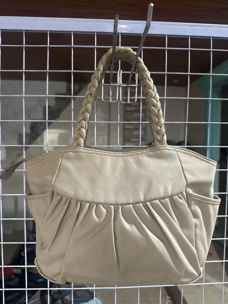 Agnes B hand bag/ shoulder bag (Category: Shoulder Bags) located in Caloocan City. Submitted by hariel_beverly_onlineshop (Listing ID 1466029767, Image 2). Description: Location north caloocan .