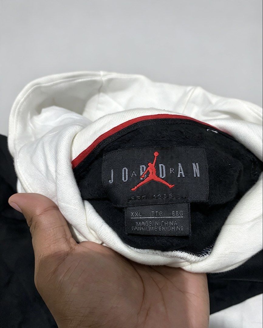 Air Jordan hoddie (Category: Coats, Jackets and Outerwear) located in Bato. Submitted by itsmethriftlist (Listing ID 1466021360, Image 2). Description: Air Jqrdan hoddie Size 2xl Dimes 22/28 Excellent condition Need wash 🧼 Loc:camarines sur (Bicol) Dm🏷️.