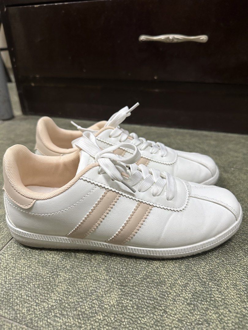 Alberto White / beige stripe Shoes (Category: Shoe inserts) located in Manila. Submitted by simplysorted27 (Listing ID 1466110080, Image 3). Description: Moving Out Decluttering! Good As New Super Soft sa paa ( wrong size lang nabili ) .