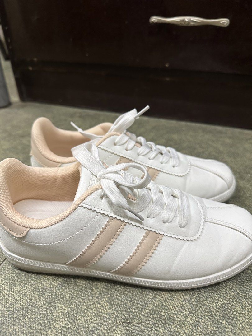 Alberto White / beige stripe Shoes (Category: Shoe inserts) located in Manila. Submitted by simplysorted27 (Listing ID 1466110080, Image 1). Description: Moving Out Decluttering! Good As New Super Soft sa paa ( wrong size lang nabili ) .