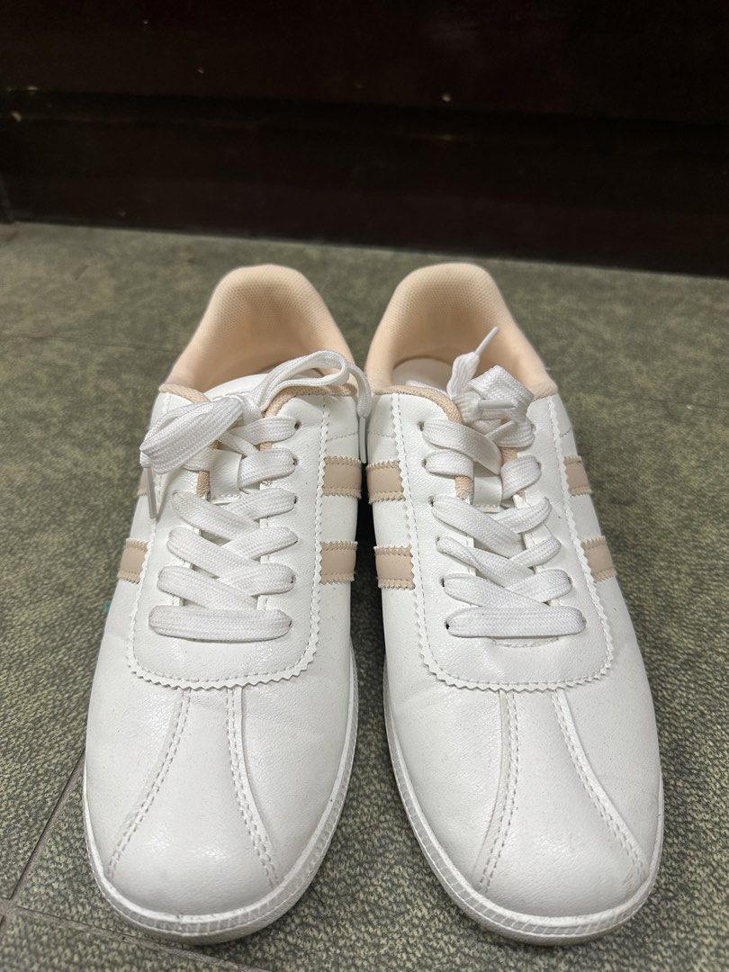 Alberto White / beige stripe Shoes (Category: Shoe inserts) located in Manila. Submitted by simplysorted27 (Listing ID 1466110080, Image 2). Description: Moving Out Decluttering! Good As New Super Soft sa paa ( wrong size lang nabili ) .