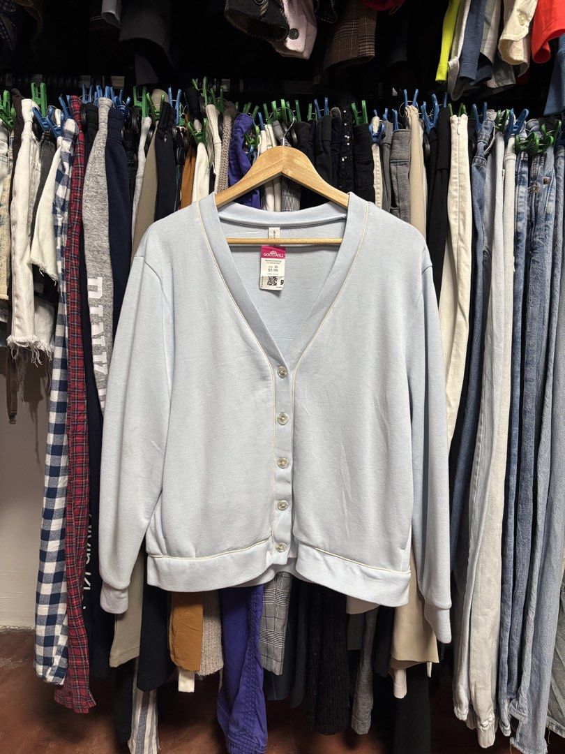 all in motion cardigan (Category: Coats, Jackets and Outerwear) located in Pila. Submitted by isabelasthriftclothes (Listing ID 1466088778, Image 1). Description: .