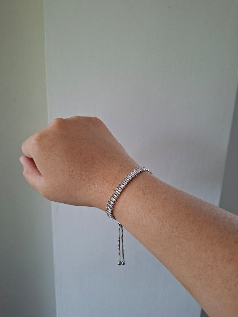 All-White Push & Pull Drawstring Silver Stainless Steel Adjustable Bracelet (Category: Bracelets) located in Dasmarinas. Submitted by danabrie22 (Listing ID 1466033171, Image 3). Description: very well-made, excellent crafstmanship 10/10 condition brand new zinc alloy & white-colored cubic zirconia stones made in Hongkong.