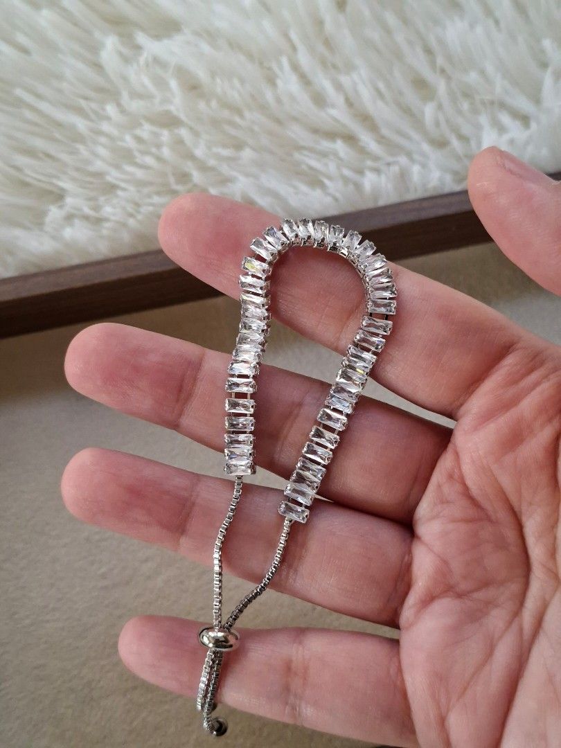 All-White Push & Pull Drawstring Silver Stainless Steel Adjustable Bracelet (Category: Bracelets) located in Dasmarinas. Submitted by danabrie22 (Listing ID 1466033171, Image 2). Description: very well-made, excellent crafstmanship 10/10 condition brand new zinc alloy & white-colored cubic zirconia stones made in Hongkong.
