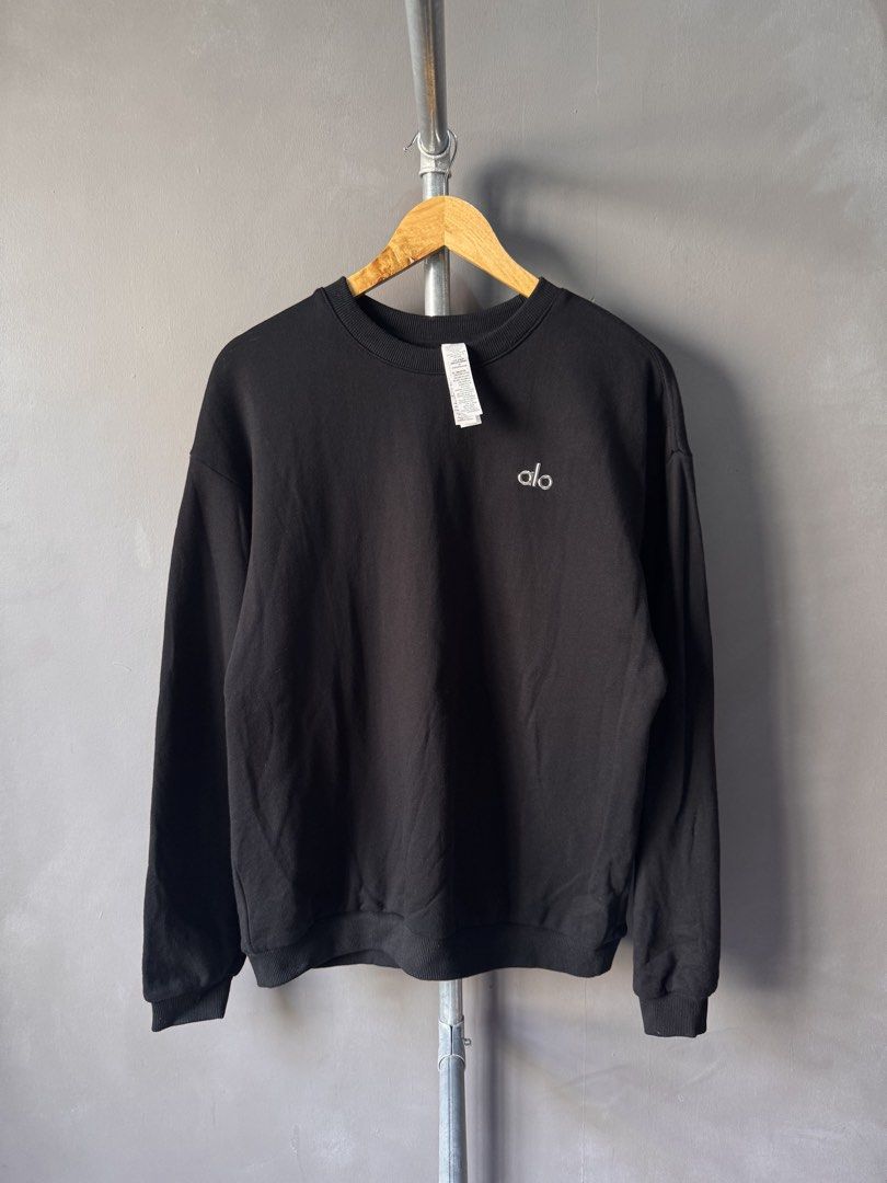 Alo Yoga - Crew neck Pullover Black (Category: Activewear) located in Cabuyao City. Submitted by _streetflavor (Listing ID 1465991721, Image 1). Description: Alo Yoga - Crew neck Pullover Black Excellent Size: Medium Length: 26.5 Width: 22 -2,800 pesos Dm.
